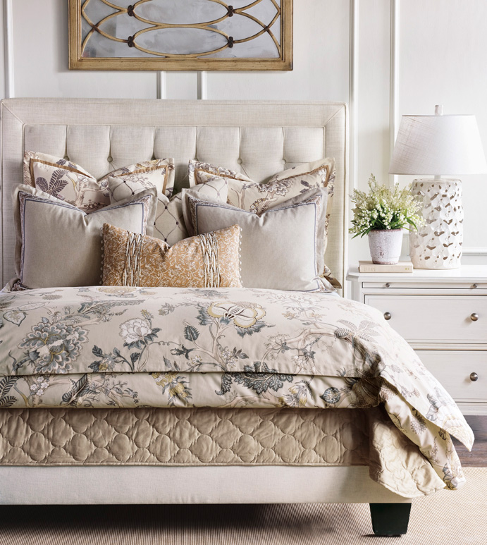 Edith Bedset - ENGLISH TRADITIONAL BEDSET, ENGLISH COUNTRYSIDE BEDSET,BOTANICAL BEDSET,NEUTRAL FLORAL BEDSET,FLORAL BEDSET,LARGE FLORAL,EARTH TONE,MUTED,GRAY AND TAN,LIGHT GRAY,COTTAGE BEDSET,TAN