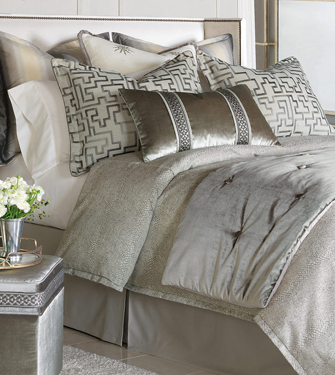Ezra Bedset - VELVET,VELOUR,NEUTRAL,GREY,BEDSET,SHINY,STRIPE,METALLIC,PILLOW,GLAM,OPULENT,GRAY,SILVER,PATTERNED,CONTEMPORARY,ANIMAL PRINT,SILK,GEOMETRIC,MUTED,BEDDING,LUXURY BEDDING,HOME DECOR