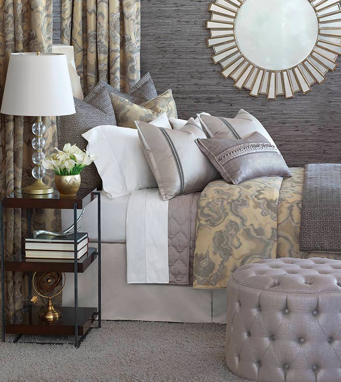 Amal Bedset - SILVER,TAUPE,GREY,PILLOW,PATTERN,DESIGN,GLAM,MODERN,TRIM,ACCENT,METALLIC,BEDROOM,BED,LUXURY BEDDING,INTERIOR DESIGN,JEWEL,SQUARE,STRIPE,SOLID,COMFORTER,DUVET,BEDSCARF,MODERN,GOLD